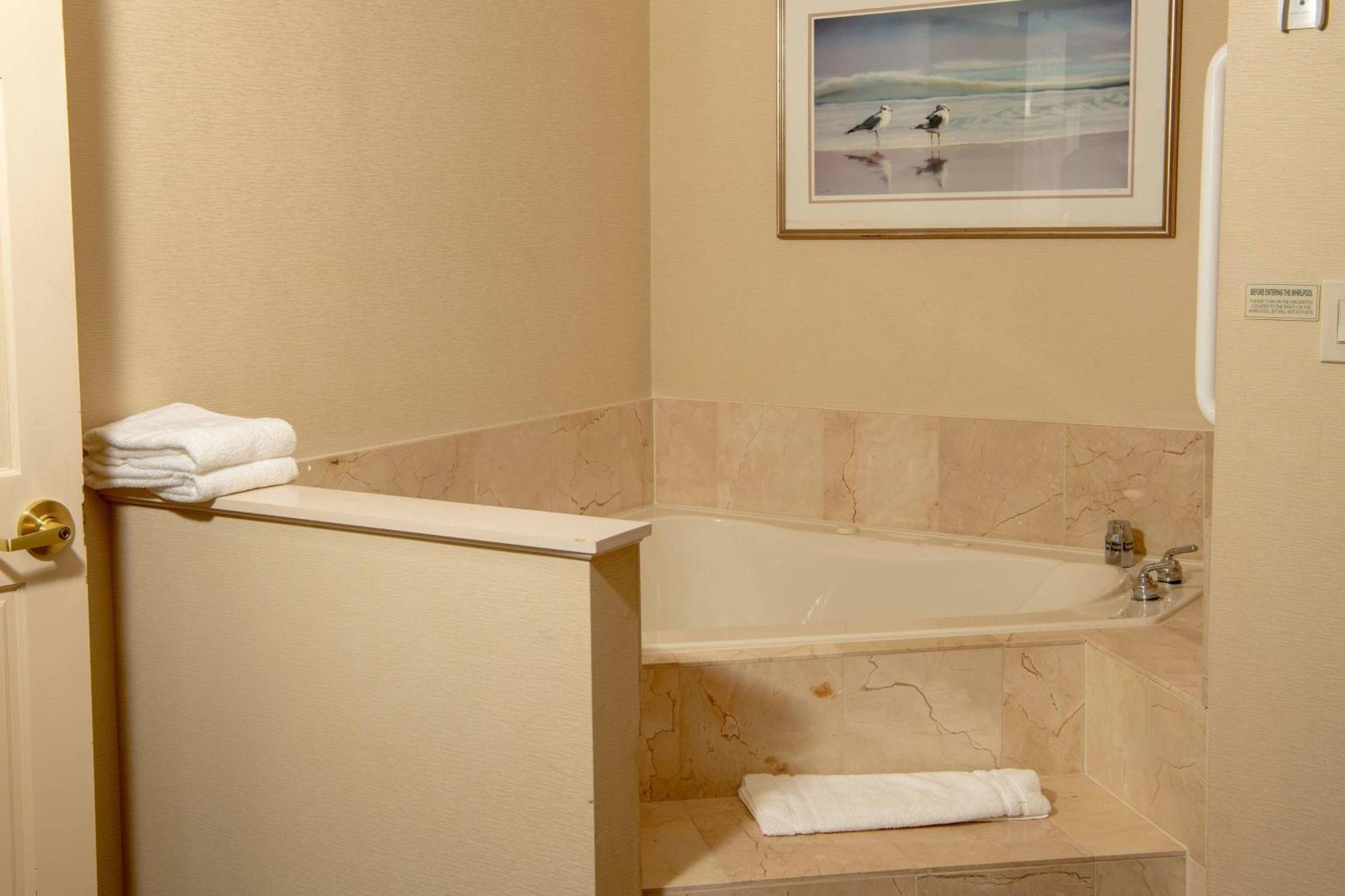 Courtyard By Marriott Erie Ambassador Conference Center Hotel Bagian luar foto